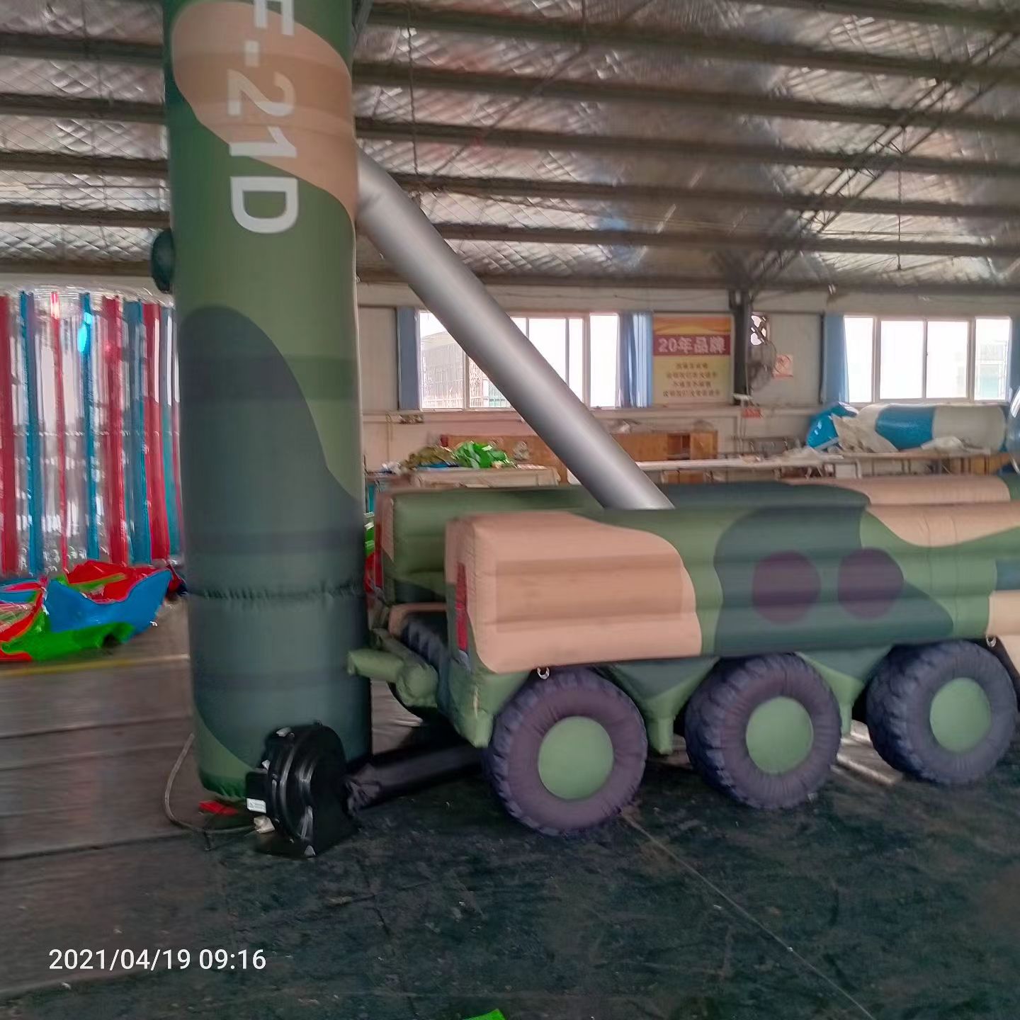 卢龙军事演习中的充气目标车辆：模拟发射车雷达车坦克飞机